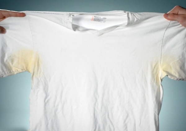 Советы по удалению желтых пятен с белой одежды