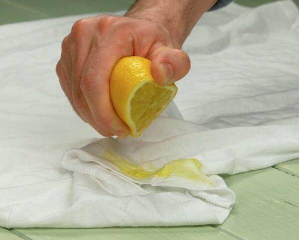 Удаление пятен с белой одежды с помощью лимона